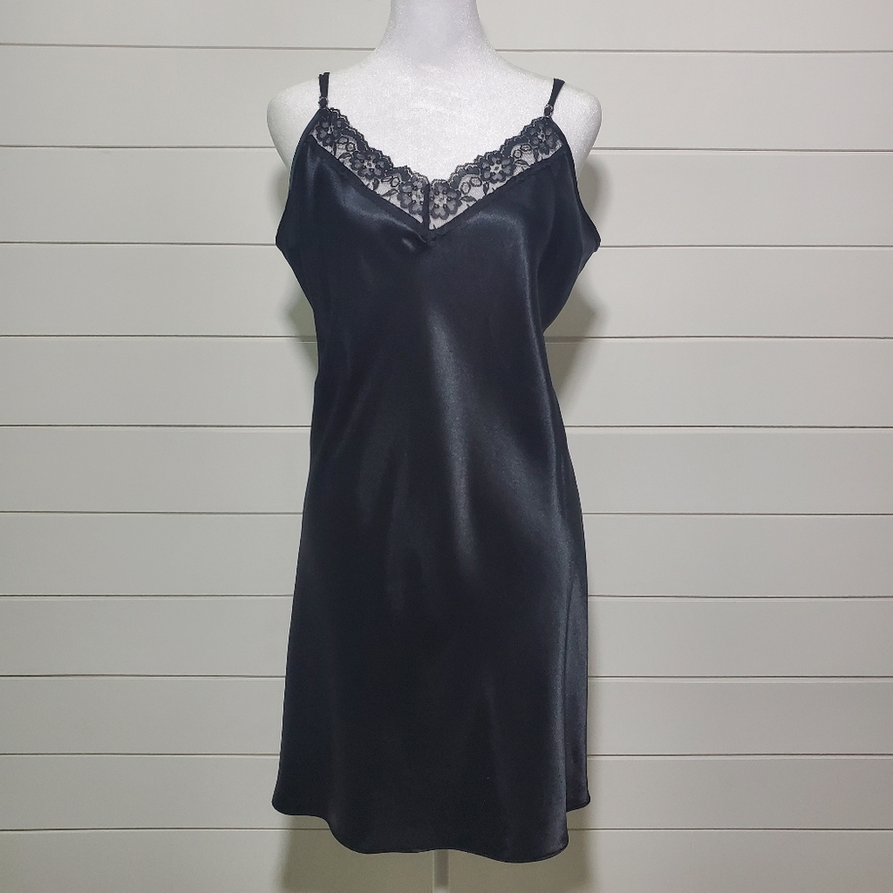 Gilligan & O’Malley Slinky Black Mini Slip Dress. Size: L.‎